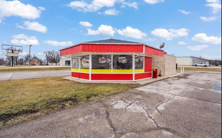 Pictures of Retail property located at 841 S Frederick Ave, Oelwein, IA 50662 for sales - image #1