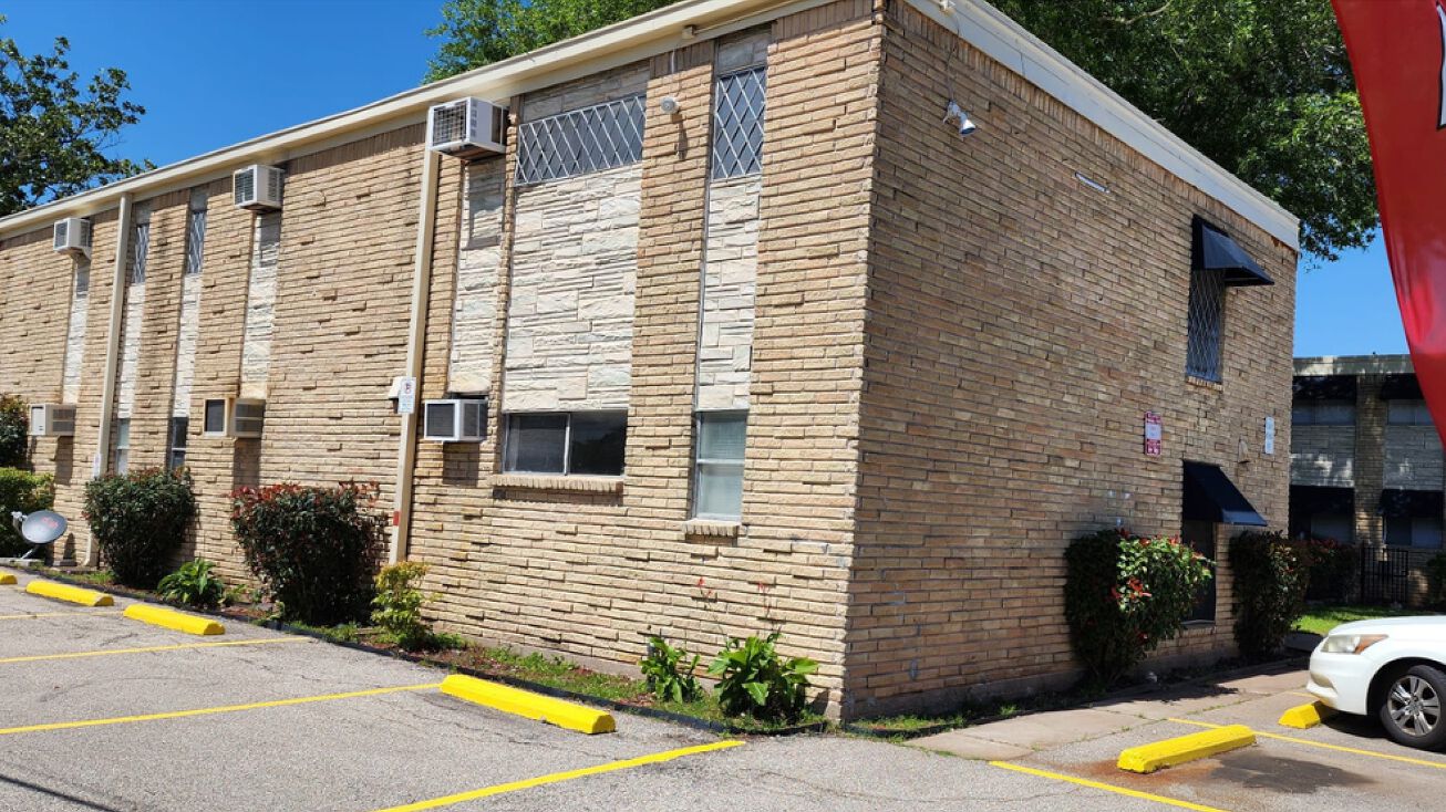 105 N Rock Island St, Angleton, TX 77515