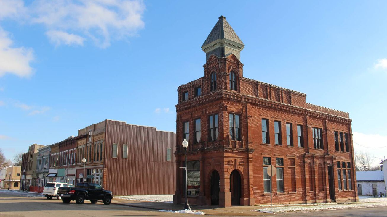 112 E Beardstown St, Virginia, IL 62691