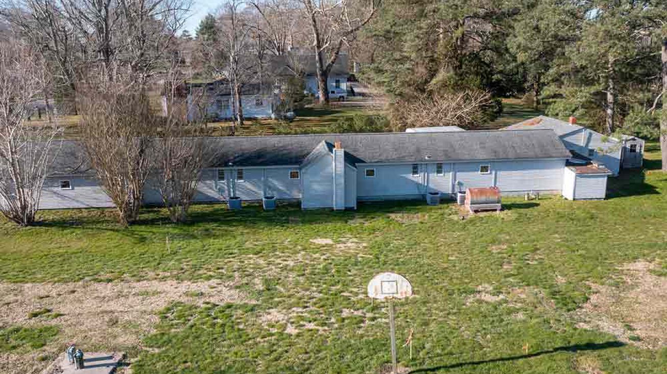 675 Gloucester Rd, Saluda, VA 23149