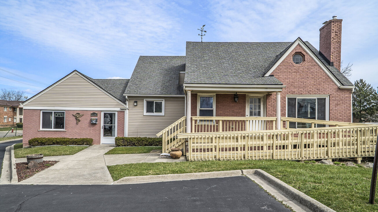 31500 Schoenherr Rd, Warren, MI 48088