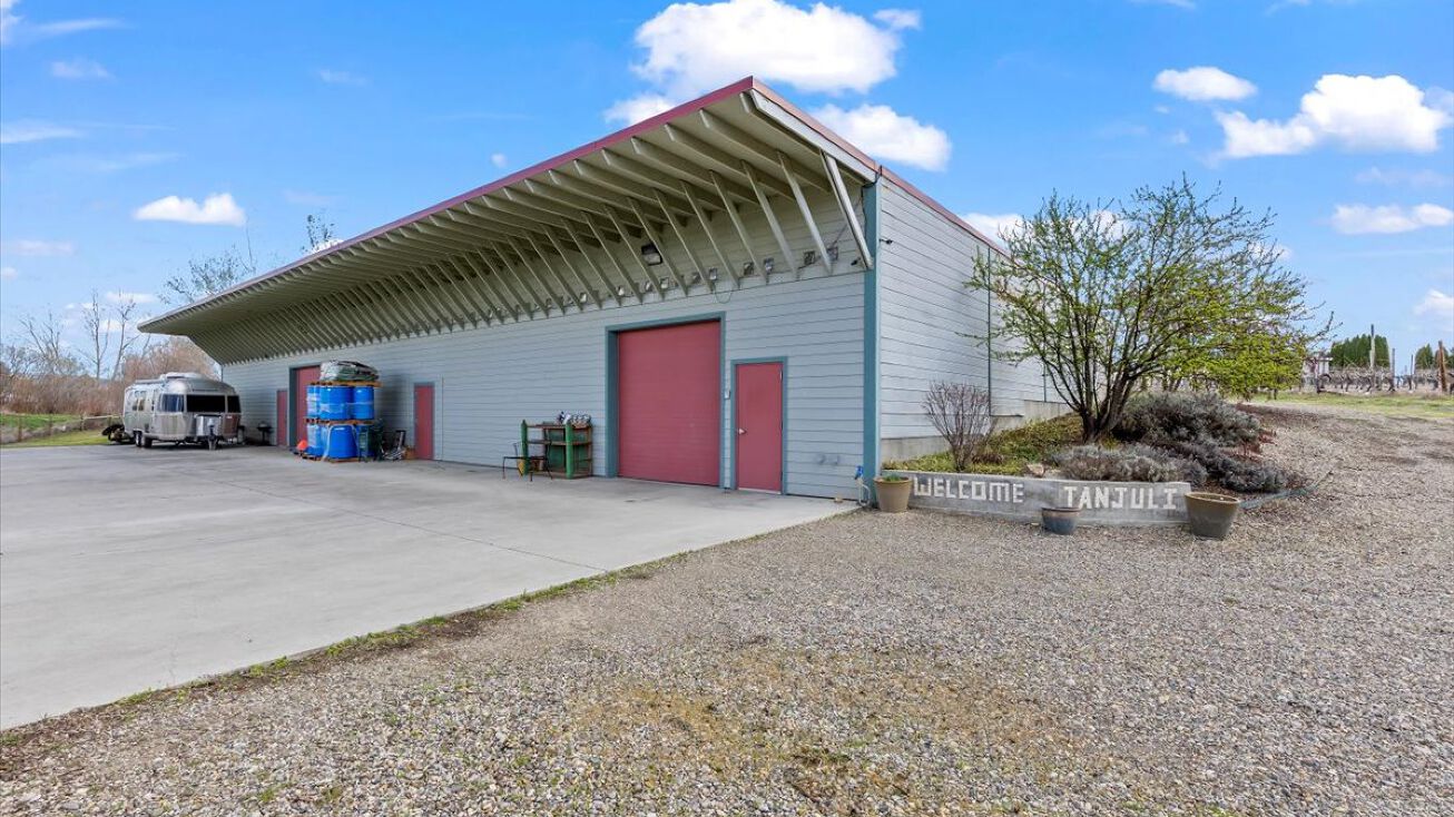 209 N Bonair Rd, Zillah, WA 98953