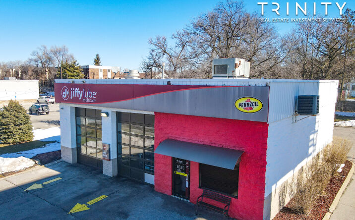 Pictures of Retail property located at 3609 Merle Hay Rd, Des Moines, IA 50310 for comps - image #1