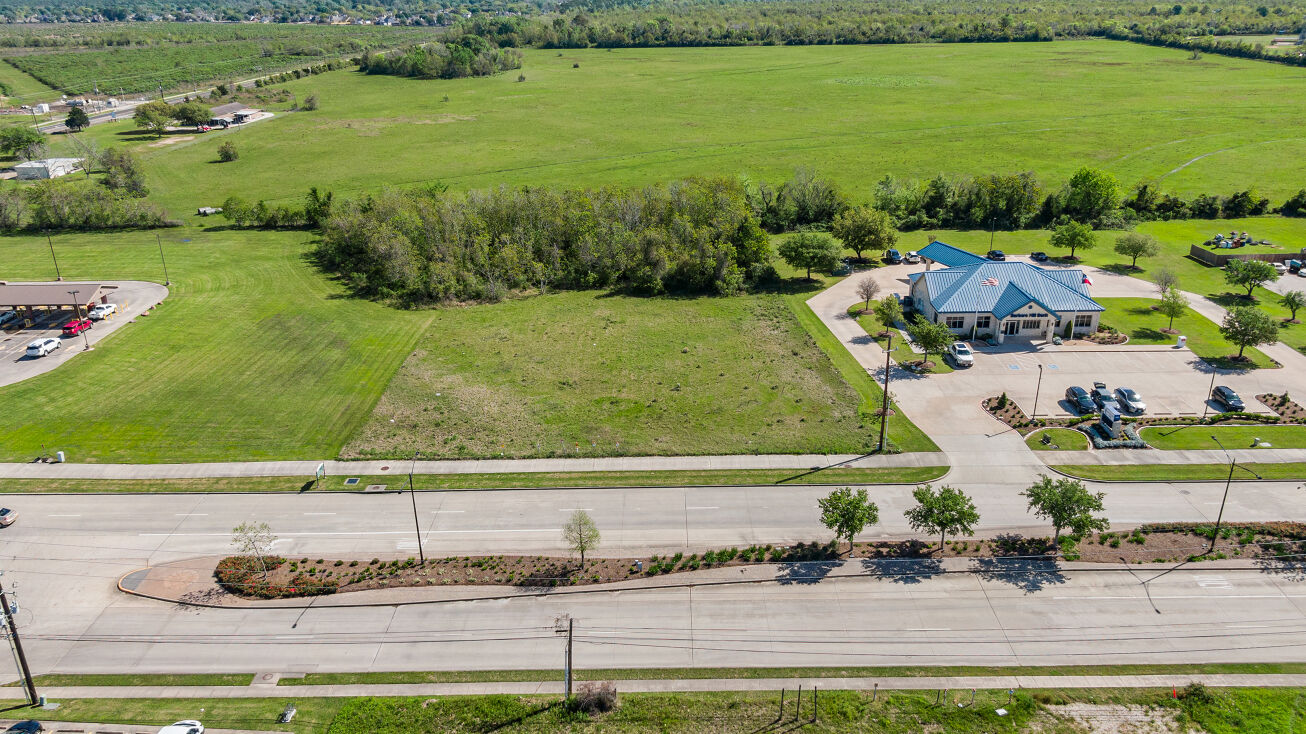 11444 Eagle Dr, Mont Belvieu, TX 77523