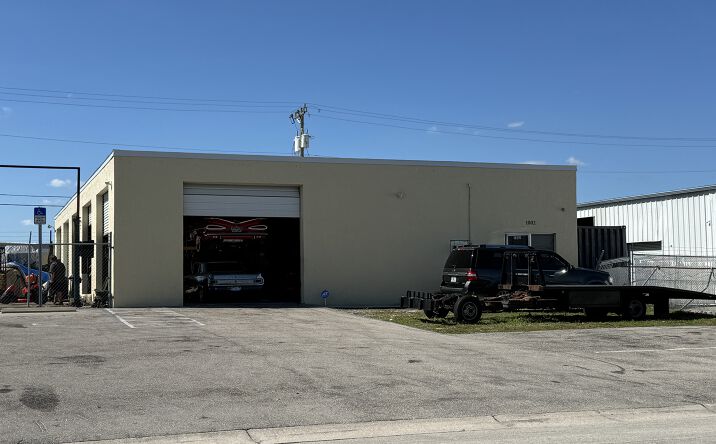 Pictures of Retail property located at 1002 SE 9th St, Cape Coral, FL 33990 for sales - image #1