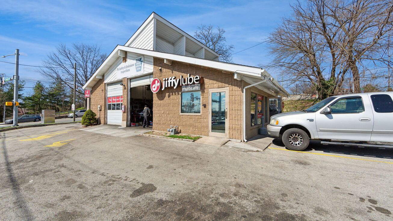 20 Township Line Rd, Havertown, PA 19083