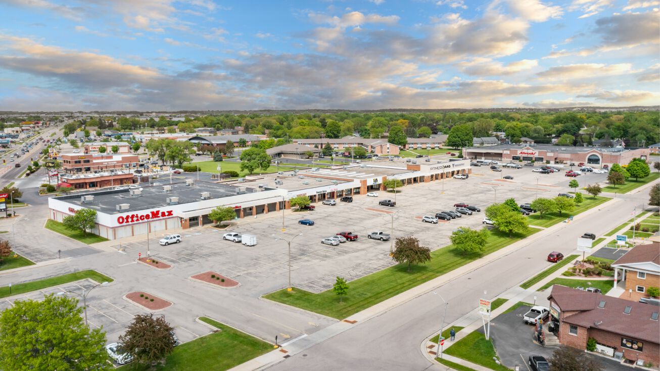 1319 Creston Park Dr, Janesville, WI 53545