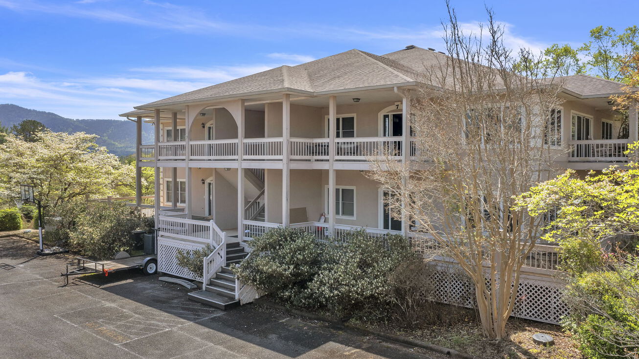 987 Shenendoa Dr, Ellijay, GA 30540