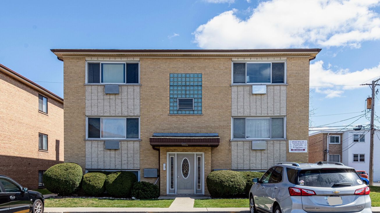 9587 Maple Dr, Rosemont, IL 60018