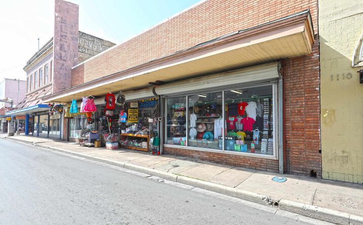 Pictures of Retail property located at 1114 Lincoln St, LAREDO, TX 78040 for sales - image #1