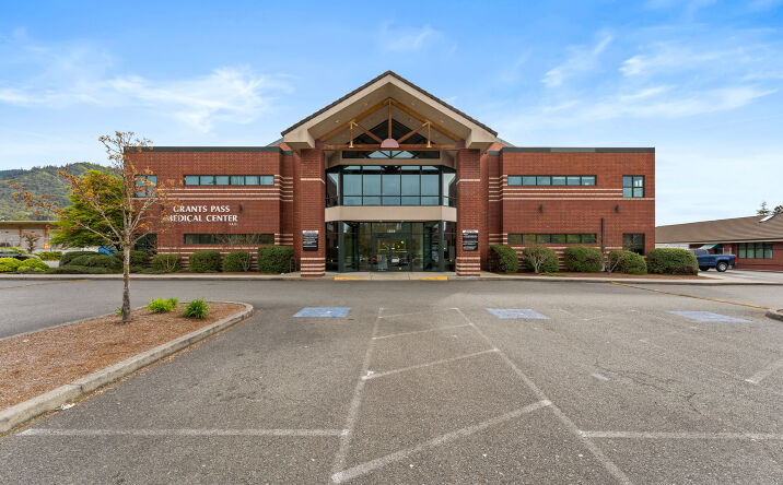 Pictures of Office property located at 1619 NW Hawthorne Ave, Grants Pass, OR 97526 for comps - image #1