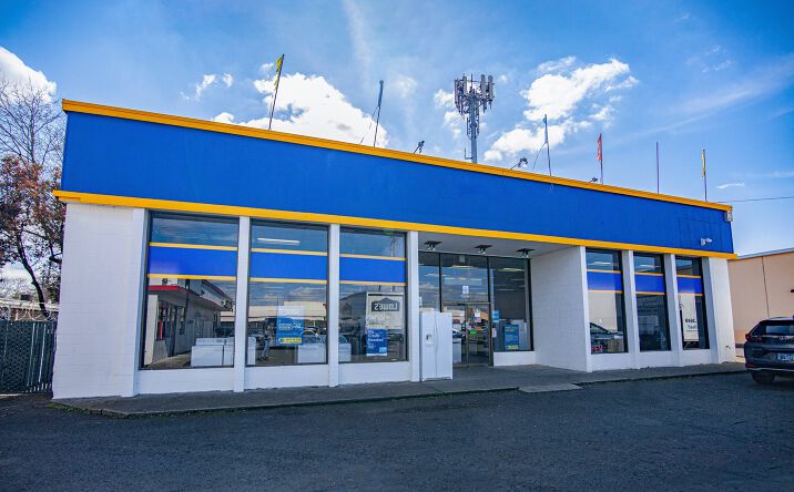 Pictures of Retail property located at 12404 NE Halsey St, Portland, OR 97230 for sales - image #1
