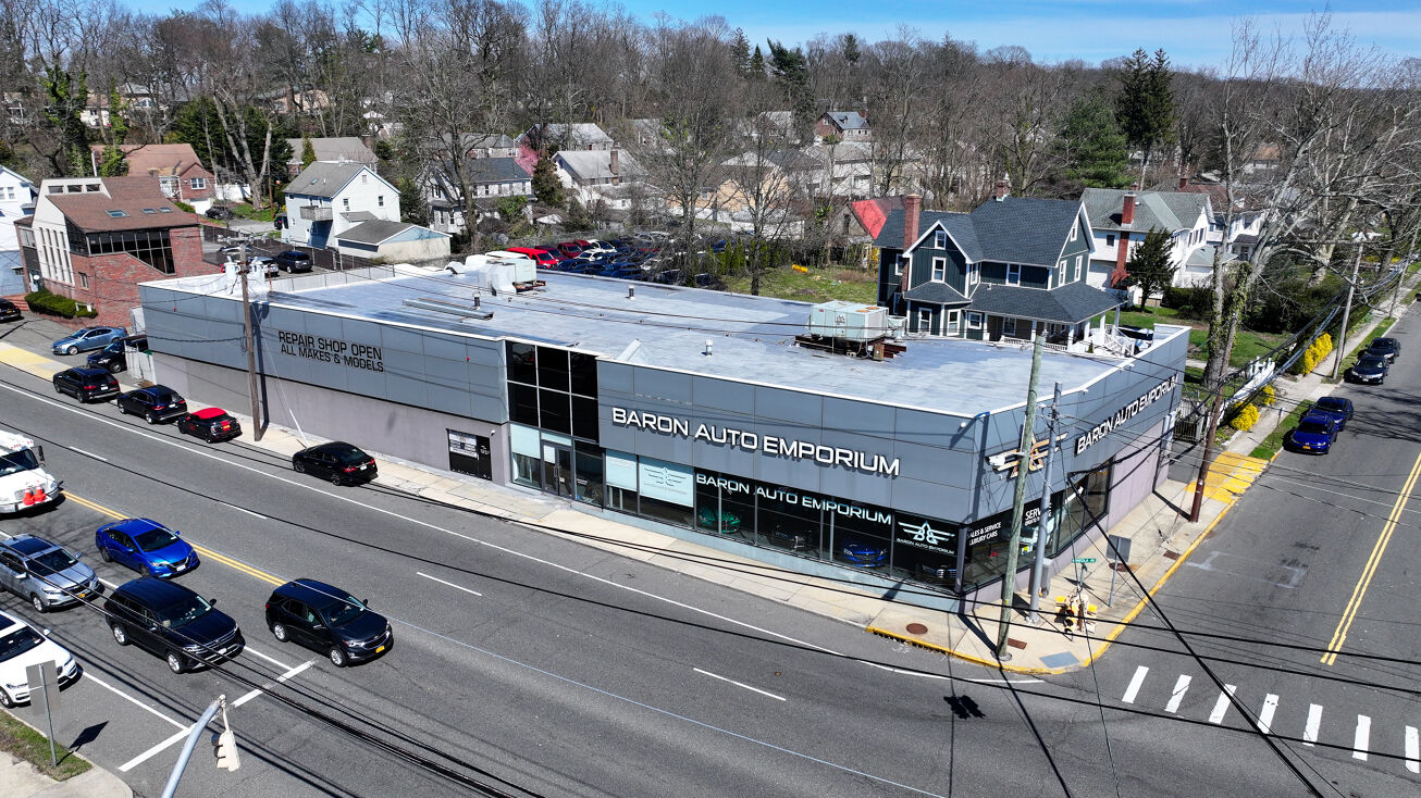 32 Mineola Ave, Roslyn, NY 11576