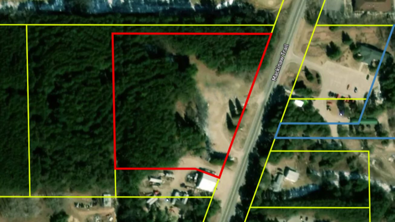 8072 S Mackinaw Trail, Cadillac, MI 49601