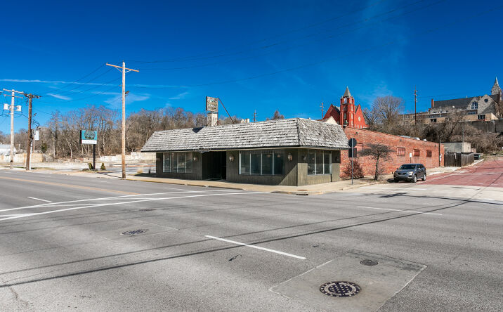 Pictures of Retail property located at 401 Piasa St, Alton, IL 62002 for sales - image #1