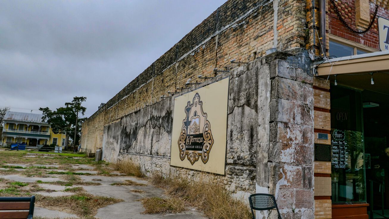 141 S Courthouse Square, Goliad, TX 77963