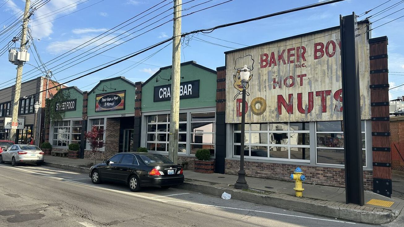 Pictures of Retail property located at 3922 Shelbyville Rd, Louisville, KY 40207 for sales - image #1