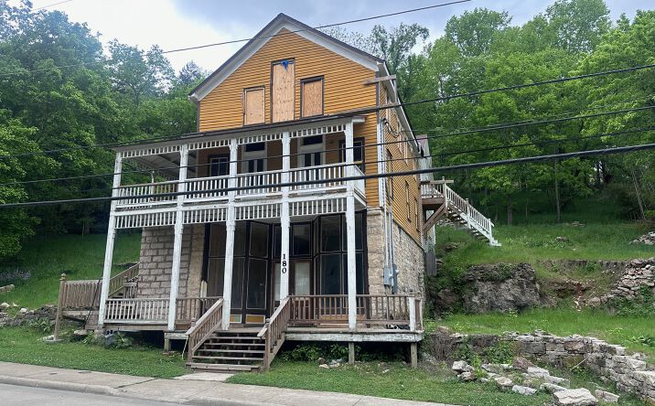 Pictures of Retail property located at 180 N Main St, Eureka Springs, AR 72632 for sales - image #1