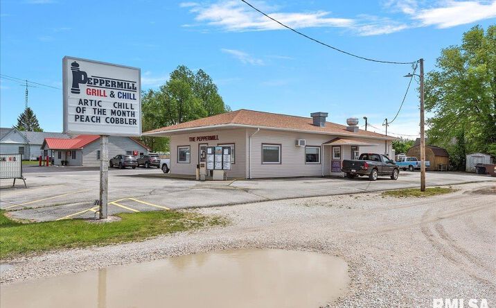 Pictures of Retail property located at 15 S ARCH Street, Winchester, IL 62694 for sales - image #1