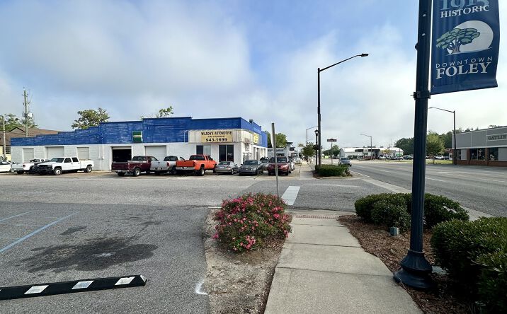 Pictures of Retail property located at 301 N McKenzie St, Foley, AL 36535 for sales - image #1
