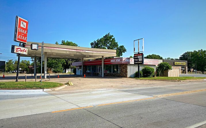 Pictures of Retail, Industrial property located at 422 W Conner Ave, Fairland, OK 74343 for sales - image #1