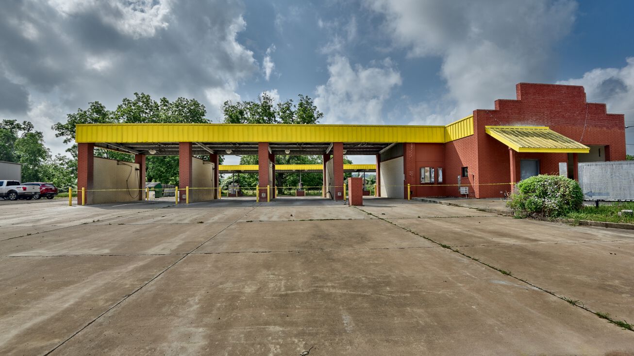 621 W Travis St, La Grange, TX 78945