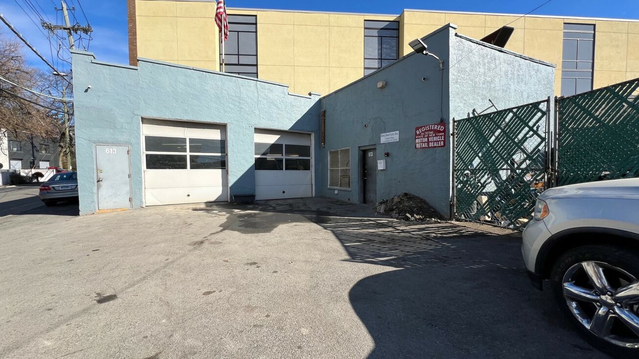 2 Valley Pl, Larchmont, NY 10538