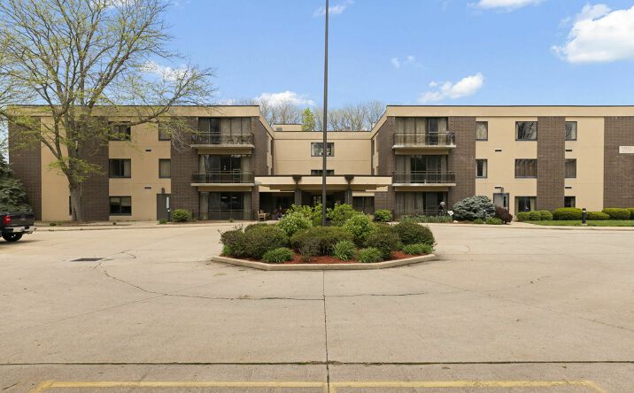 Pictures of Hospitality property located at 1801 Ave G, Sterling, IL 61081 for sales - image #1