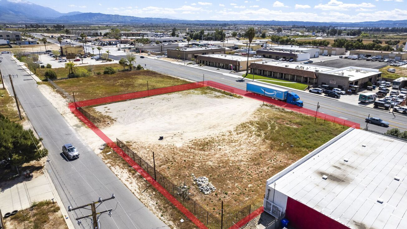 27180 5th St, Highland, CA 92346