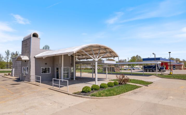 Pictures of Retail property located at 7010 Raggard Rd, Louisville, KY 40216 for sales - image #1