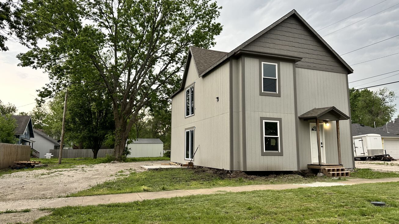 310 W 6th St, Ottawa, KS 66067