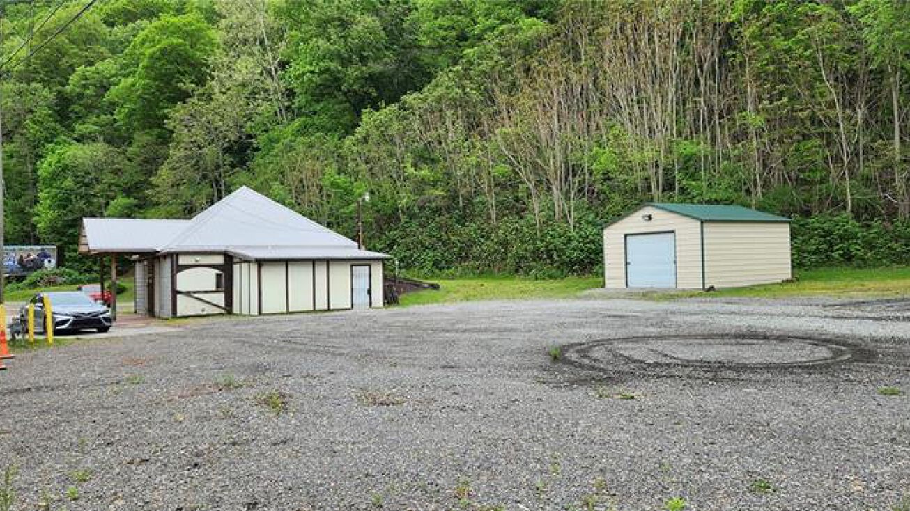 2274 River Rd, Vandergrift, PA 15690