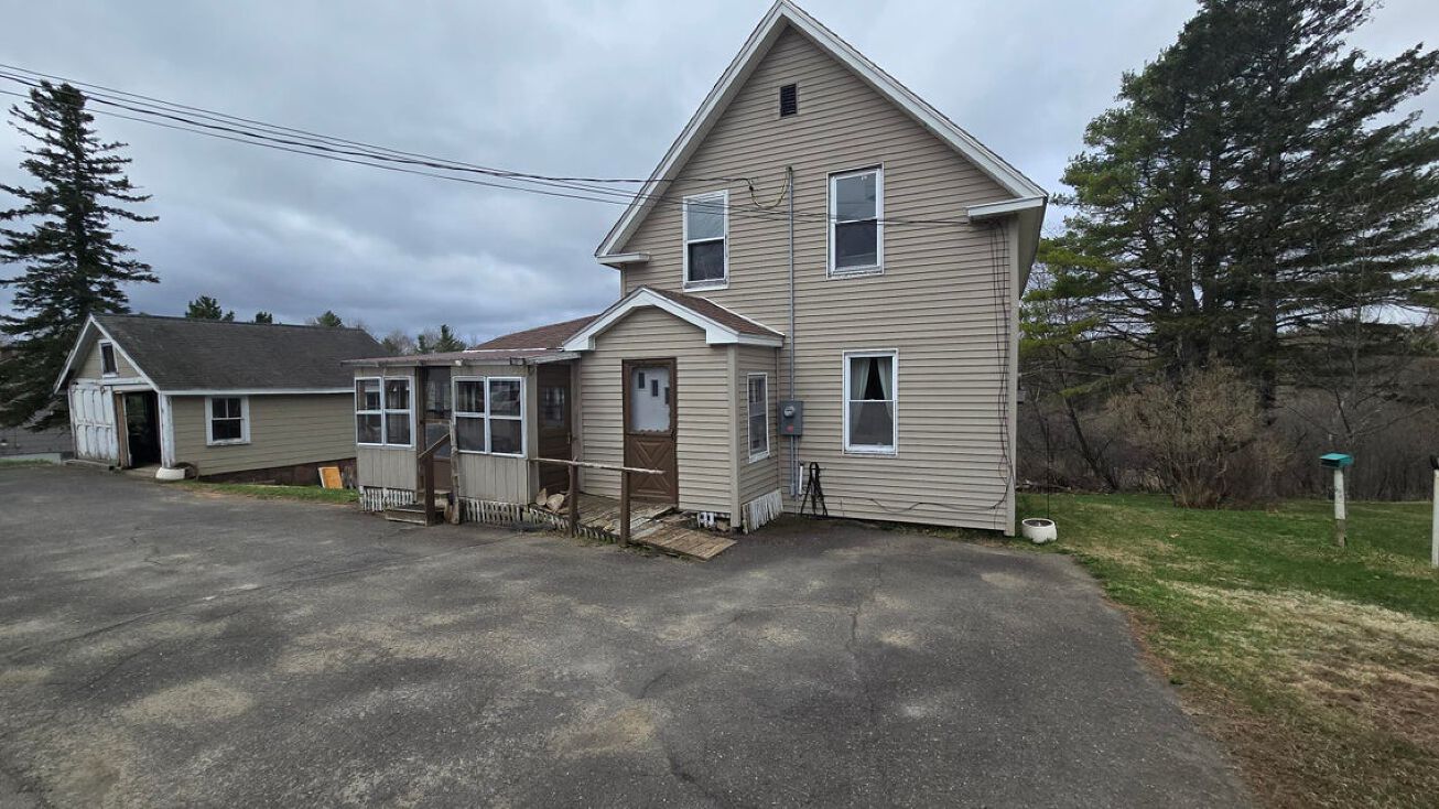 13 River St, Houlton, ME 04730