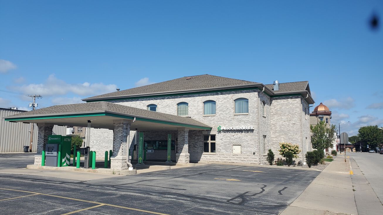 208 Steele St, Algoma, WI 54201