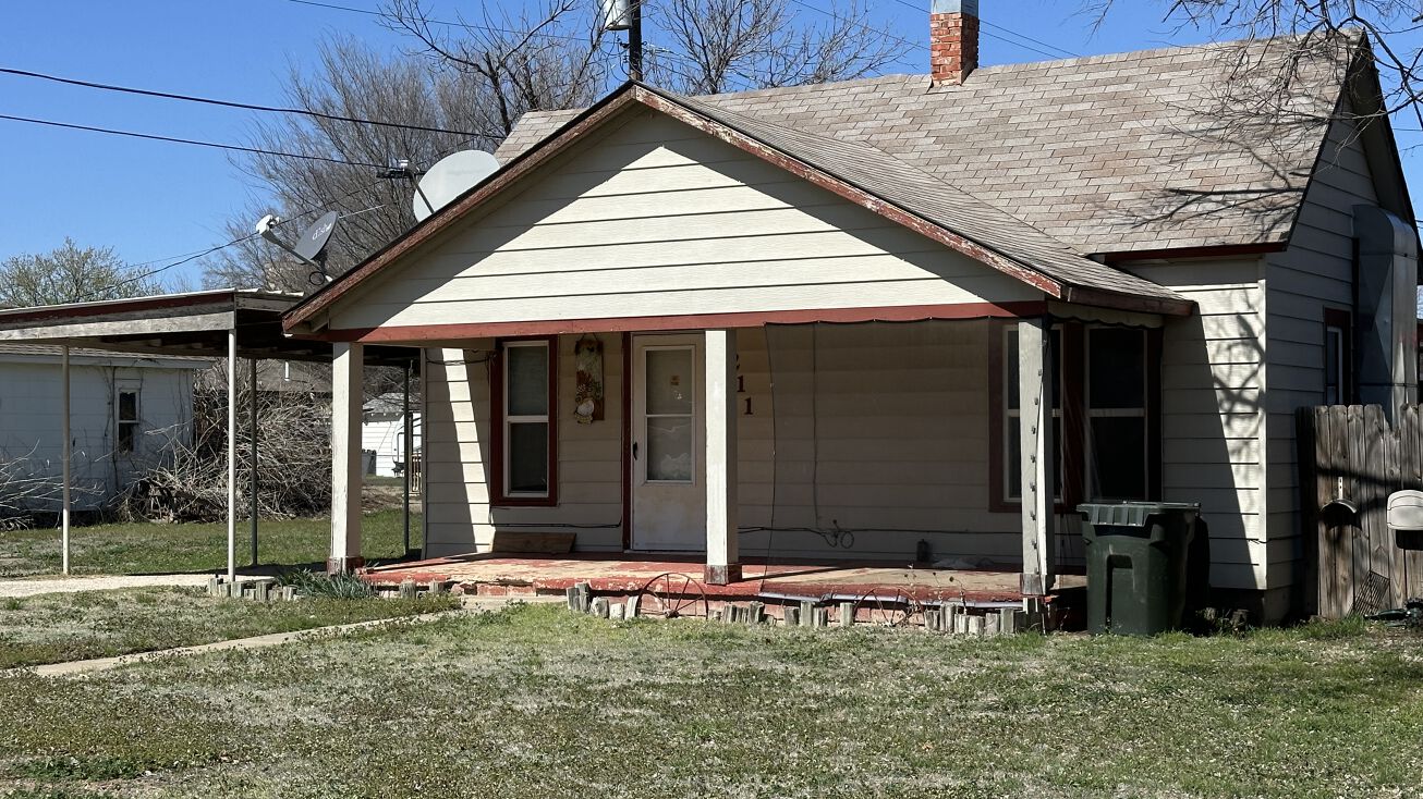 211 SW 4th St, Mooreland, OK 73852