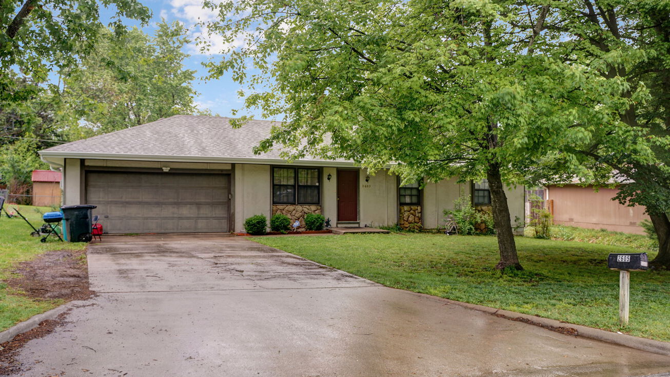 2605 W Village Ln, Springfield, MO 65807