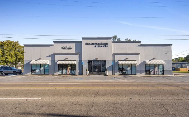 Pictures of Retail property located at 1720 Pass Rd, Gulfport, MS 39501 for sales - image #1
