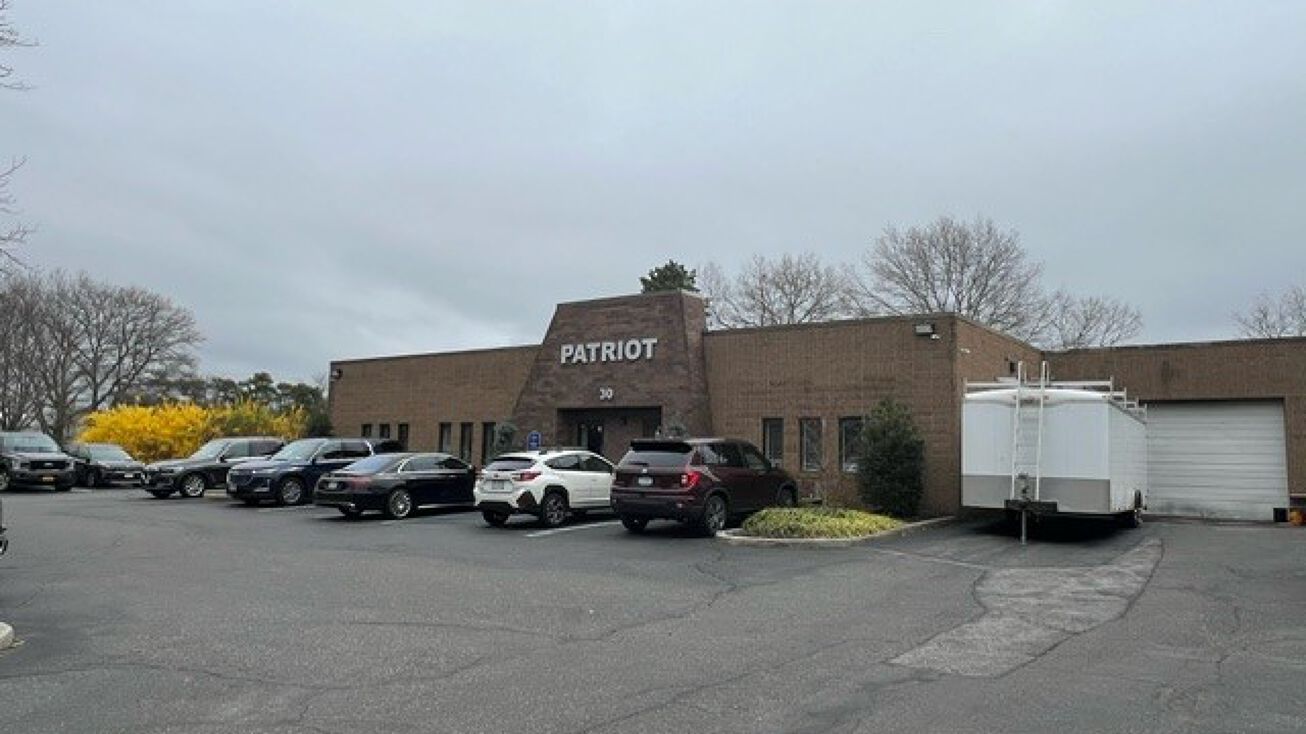 30 Floyds Run, Bohemia, NY 11716