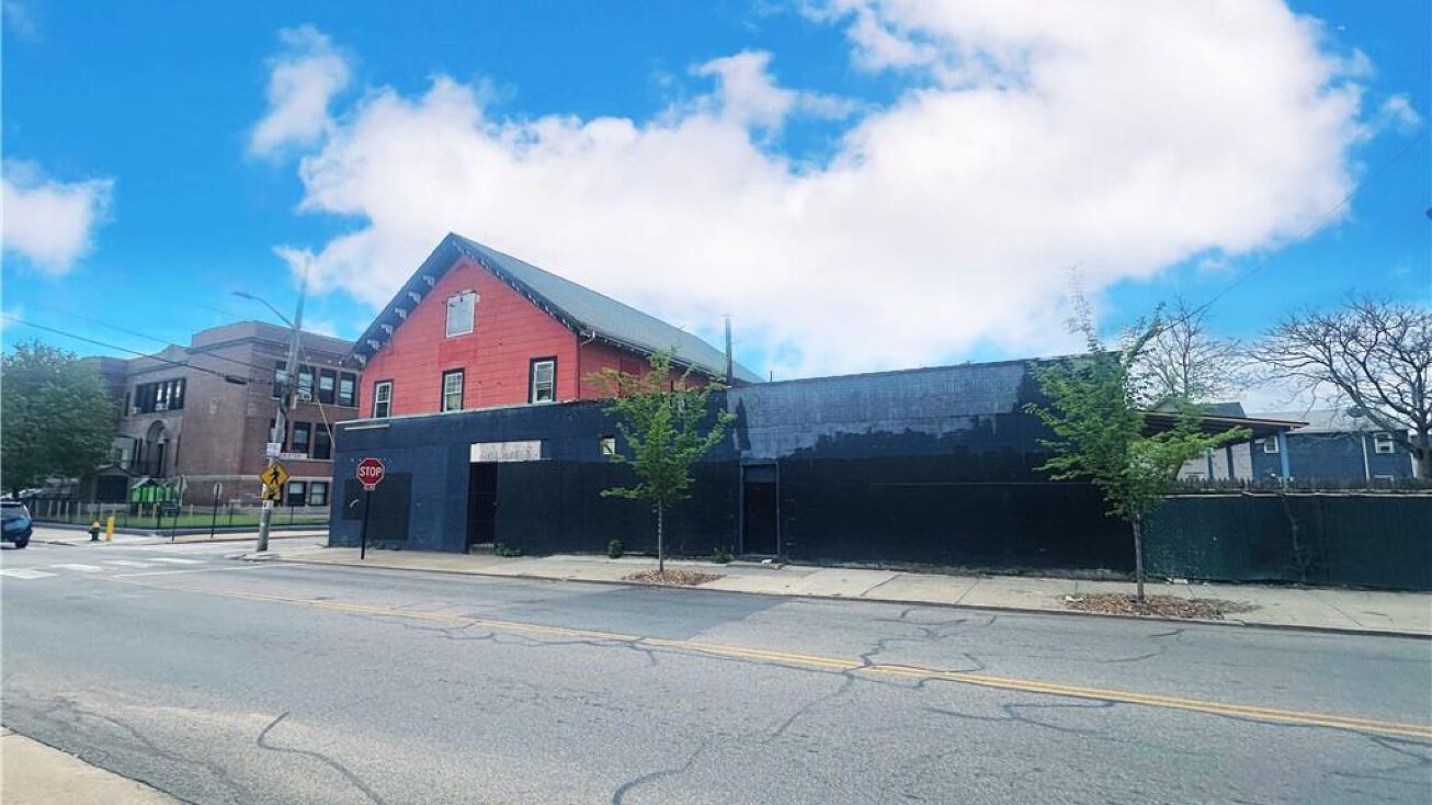 642 potters Avenue, Providence, RI 02907