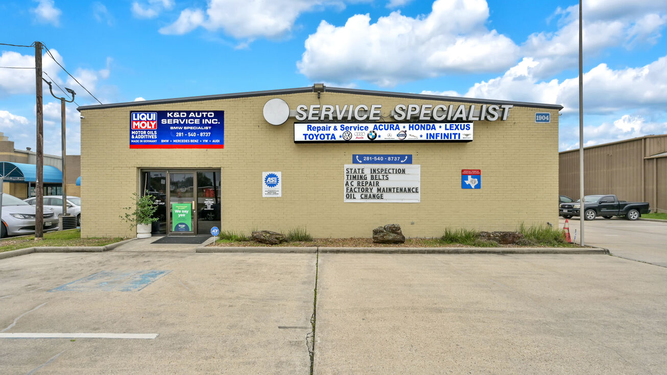 1904 1st St E, Humble, TX 77338