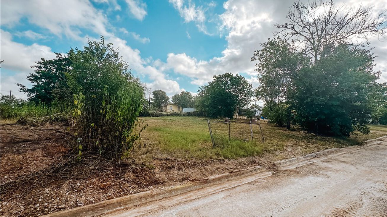 112 Field St, Luling, TX 78648