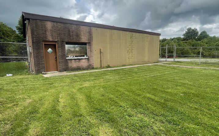 Pictures of Industrial property located at 14447 State Highway 34, Benton, IL 62812 for sales - image #1
