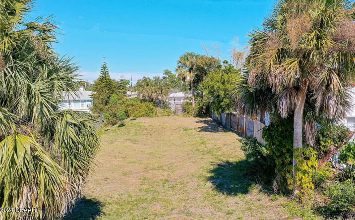 Pictures of Land property located at 339 Manhattan Avenue, Daytona Beach, FL 32118 for sales - image #1