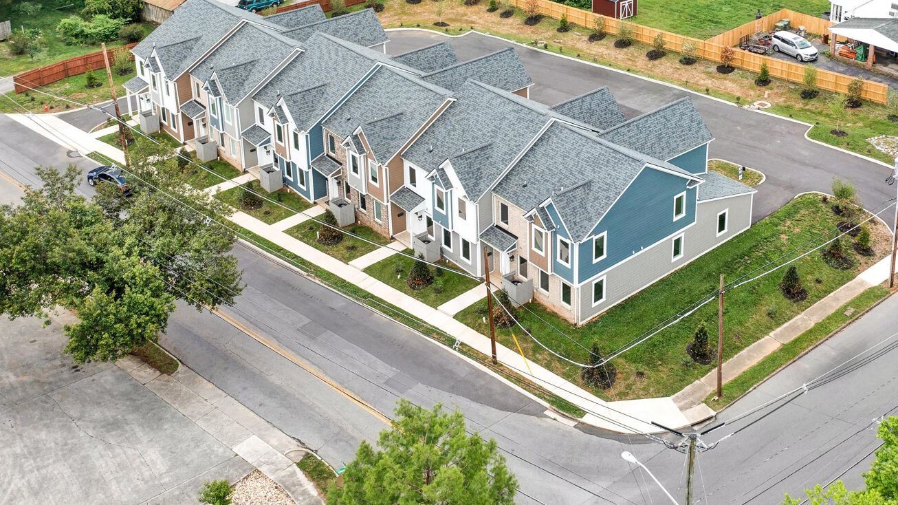 Pictures of Multifamily property located at 130 W Calhoun St, Salem, VA 24153, 132 W Calhoun St, Salem, VA 24153, 134 W Calhoun St, Salem, VA 24153, 138 W Calhoun St, Salem, VA 24153, 140 W Calhoun St, Salem, VA 24153 for sales - image #1