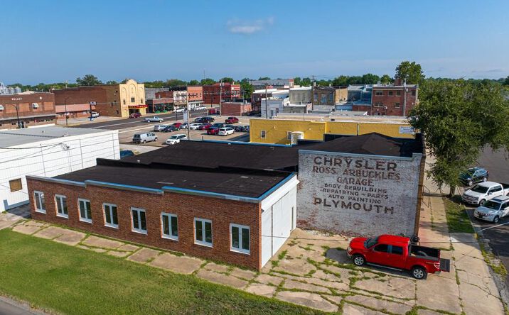 Pictures of Retail, Industrial property located at 220 South Street, Iola, KS 66749 for sales - image #1