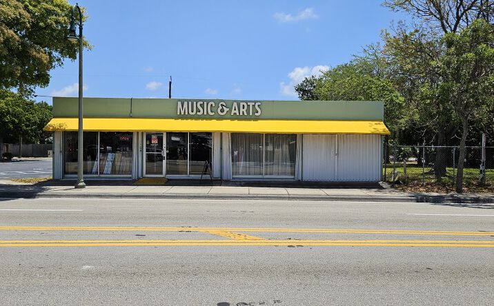 Pictures of Retail property located at 608 N Dixie Highway, Lake Worth Beach, FL 33460 for sales - image #1