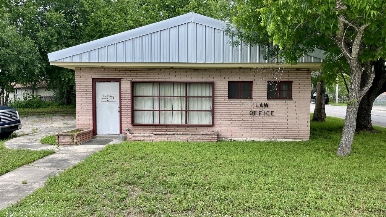 623 W Main St, Kenedy, TX 78119
