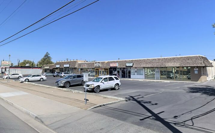 Pictures of Retail property located at 2561 E Ashlan Ave, Fresno, CA 93726 for comps - image #1