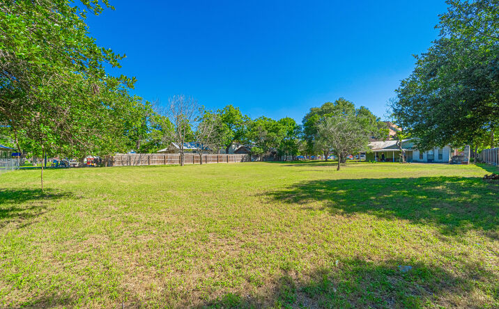 Pictures of Land, Mixed Use, Office, Retail, Senior Living property located at 640 N Houston Ave, New Braunfels, TX 78130 for sales - image #1