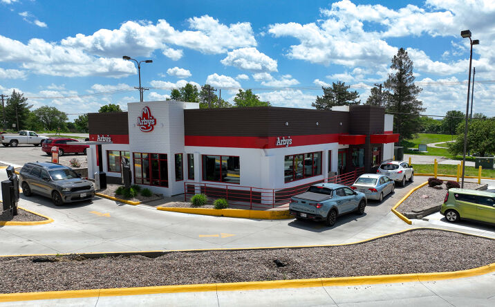 Pictures of Retail property located at 4300 S 27th St, Lincoln, NE 68502 for comps - image #1